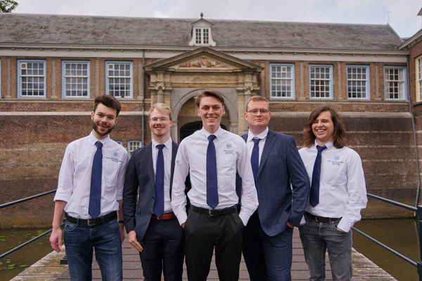 Een foto van het bestuur in studiejaar 2024-2025.