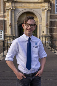 Een foto van secretaris Luc van Graefschepe