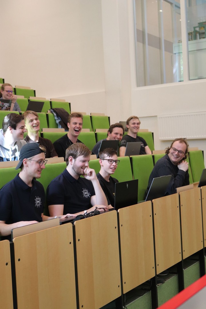 /images/activities/2026-04-02-docker-workshop/IMG_4773.jpg