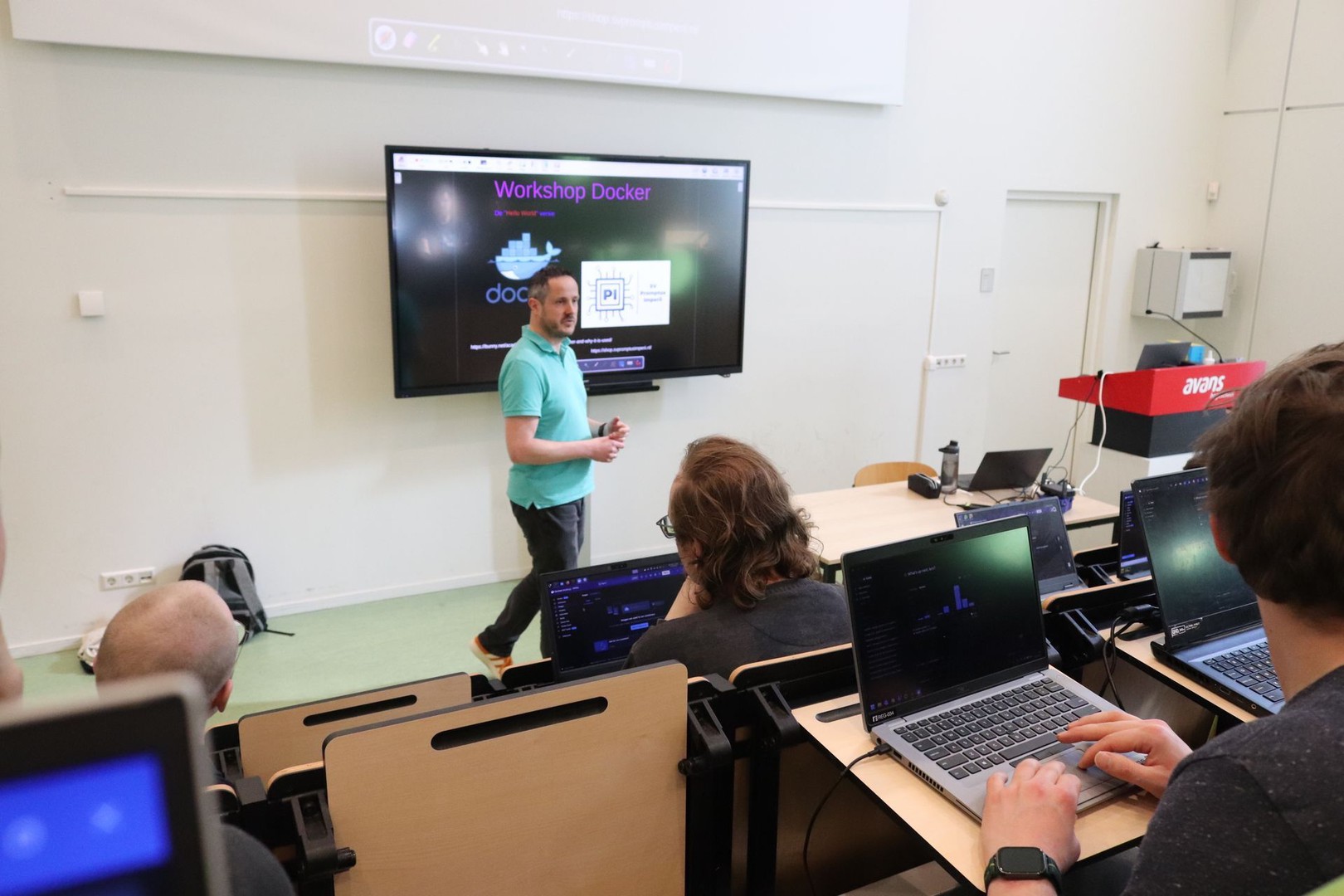 /images/activities/2026-04-02-docker-workshop/IMG_4776.jpg